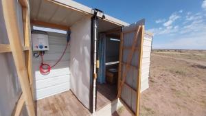 uma vista para o interior de uma pequena casa no deserto em Painted Desert Wellness Retreat em Pinta