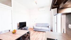 un soggiorno con un tavolo e un divano di Ghiberti Boutique Apartment a Firenze