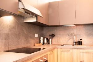 una cucina con mobili in legno e un lavello di Ghiberti Boutique Apartment a Firenze