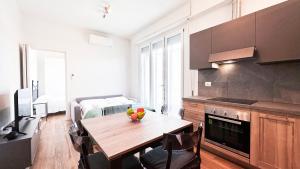 una cucina con tavolo e frutta di Ghiberti Boutique Apartment a Firenze