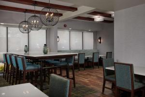 comedor con mesa y sillas en Hampton Inn Atlanta-Cumberland Mall/Cobb Galleria Area, en Atlanta