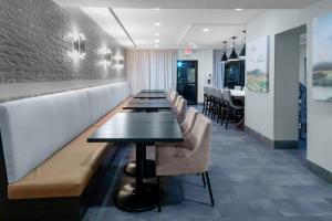 une rangée de tables et de chaises dans un restaurant dans l'établissement Hampton Inn Conyers, à Conyers