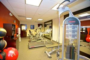 un gimnasio con equipamiento de ejercicio y un espejo en una habitación en Hampton Inn Atlanta/Douglasville, en Douglasville