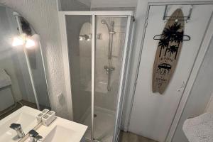 een badkamer met een douche, een wastafel en een wastafel bij Studio Serenity - Hyper Centre et Proche Plage - Bus in Duinkerke