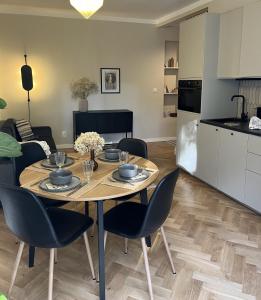 een keuken en een woonkamer met een tafel en stoelen bij Luna Apartment in Warschau