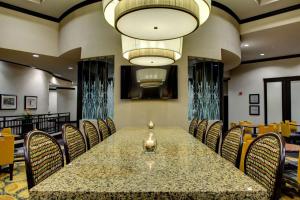 sala konferencyjna z długim stołem i krzesłami w obiekcie Hampton Inn & Suites Baton Rouge Downtown w mieście Baton Rouge
