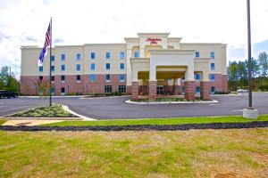 un edificio con una bandera americana delante de él en Hampton Inn Atlanta McDonough, en McDonough