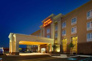 un hotel con un cartel en la parte delantera en Hampton Inn & Suites - Buffalo Airport, en Cheektowaga