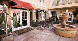 un patio con una fuente frente a una tienda en Hampton by Hilton, en Brentwood