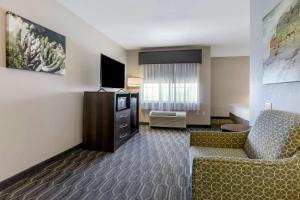 TV a/nebo společenská místnost v ubytování Best Western North Phoenix Hotel