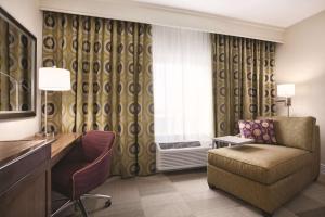 Hampton Inn Brigham City的休息区