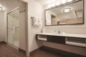 Hampton Inn Brigham City的一间浴室