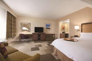 Hampton Inn Brigham City的电视和/或娱乐中心