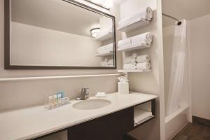 Hampton Inn Brigham City的一间浴室