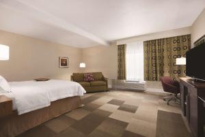 Hampton Inn Brigham City的电视和/或娱乐中心