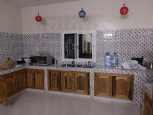 A kitchen or kitchenette at Villa Somone 4 chambres avec Piscine