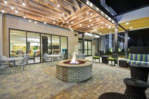 Home2 Suites By Hilton Opelika Auburn的休息区