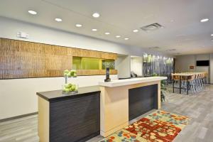 eine Lobby eines Hotels mit einer Bar und einem Restaurant in der Unterkunft Home2 Suites By Hilton Opelika Auburn in Opelika