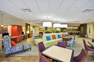 Home2 Suites By Hilton Opelika Auburn的休息区