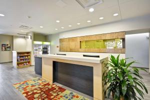 Home2 Suites By Hilton Opelika Auburn的厨房或小厨房