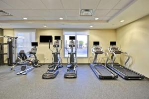 Home2 Suites By Hilton Opelika Auburn的健身中心和/或健身设施