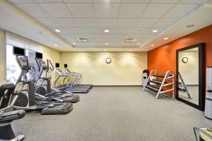 Home2 Suites By Hilton Opelika Auburn的健身中心和/或健身设施