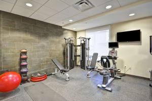 Home2 Suites By Hilton Opelika Auburn的健身中心和/或健身设施