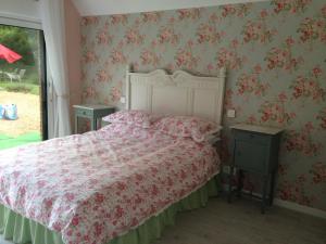 een slaapkamer met een bed met een rood en wit dekbed bij L'Auberge Des Oiseaux Chantants in Willeman