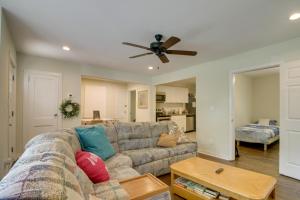 シェルビーにあるDog-Friendly Shelby Home with Private Yard and Hot Tubのソファと天井ファンのあるリビングルーム