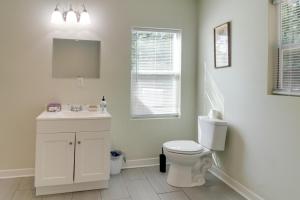 シェルビーにあるDog-Friendly Shelby Home with Private Yard and Hot Tubのトイレ、洗面台、窓のあるバスルーム +16枚の写真