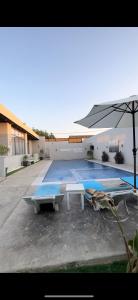 A piscina localizada em Trendy house -deadsea ou nos arredores