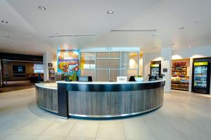 eine Lobby mit einer Bar in der Mitte eines Gebäudes in der Unterkunft Home2 Suites by Hilton Pflugerville, TX in Pflugerville