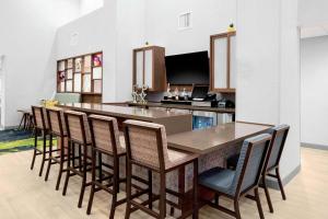 kuchnia z długim stołem i krzesłami w obiekcie Hampton Inn & Suites Cedar Park North Austin, Tx w mieście Cedar Park