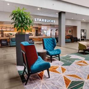 Hilton Appleton Paper Valley的休息区