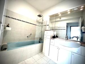 une salle de bain avec une baignoire, un lavabo et une douche dans l'établissement Le Best View, Climatisé vue mer panoramique, Parking gratuit, WIFI, à Menton