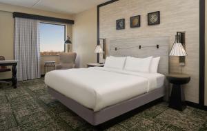 Hilton Appleton Paper Valley客房内的一张或多张床位