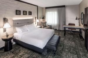 Hilton Appleton Paper Valley客房内的一张或多张床位
