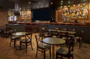 Hilton Appleton Paper Valley酒廊或酒吧区
