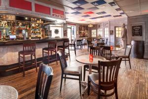 Hilton Appleton Paper Valley酒廊或酒吧区