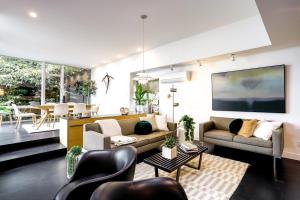 sala de estar con sofá y sillas en Stylish Seattle Vacation Rental with Water View en Seattle