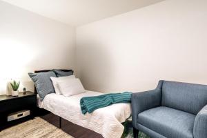 Säng eller sängar i ett rum på Stylish Seattle Vacation Rental with Water View
