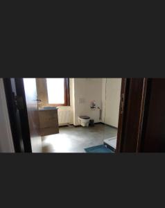 La salle de bains est pourvue de toilettes, d'une fenêtre et d'un miroir. dans l'établissement Room Marci- SweetHome, à Marcinelle