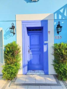a blue door on the side of a building at Pousada Los Casarones in Florianópolis