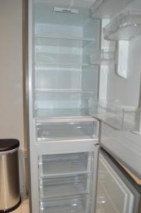 een lege koelkast met de deur open in een keuken bij Flat very close to Stratford! in Londen