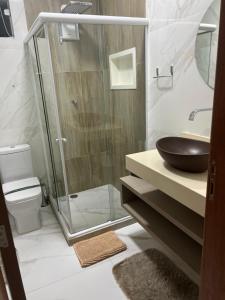 La salle de bains est pourvue d'une douche en verre et d'un lavabo. dans l'établissement CasaCactus em Tamoios na quadra da praia junto a Barra de São João, à Cabo Frio