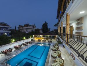 a swimming pool on the side of a building at Amore Hotel Teki̇rova in Tekirova