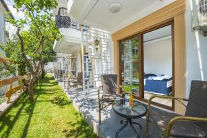 a patio with chairs and a table on a balcony at Amore Hotel Teki̇rova in Tekirova