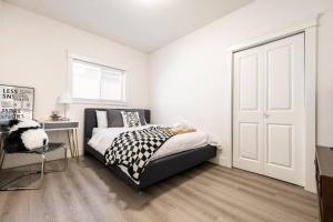 Postel nebo postele na pokoji v ubytování Si & Daniel Home Near YVR Airport & Skytrain Separate Entry Free Parking