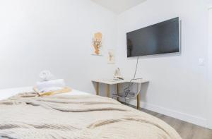 TV a/nebo společenská místnost v ubytování Si & Daniel Home Near YVR Airport & Skytrain Separate Entry Free Parking