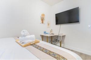 Postel nebo postele na pokoji v ubytování Si & Daniel Home Near YVR Airport & Skytrain Separate Entry Free Parking